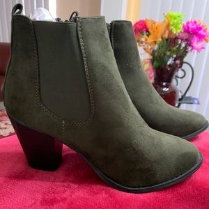 Women green olive boots size 7.5